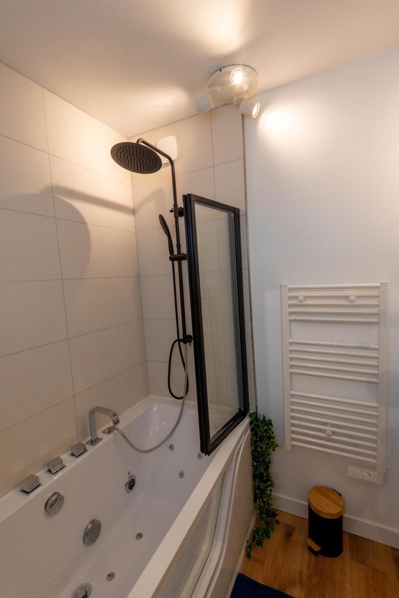 Balneo & Sauna, Sejour Detente Aux Teinturiers - Metro Charpennes - Garage Віллербанн Екстер'єр фото